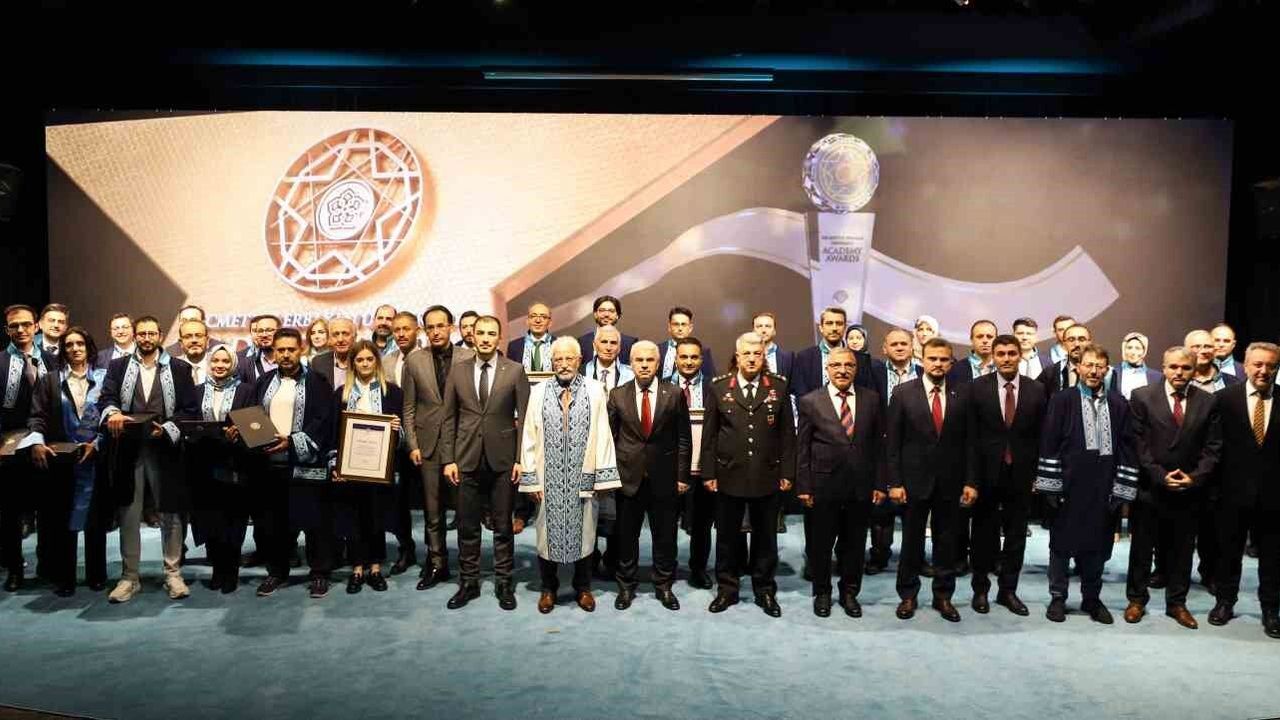 NEÜ'de 6. Akademi Ödülleri Töreni'nde ödüller sahiplerini bu