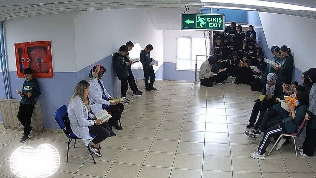 Öğretmenlerin sessiz kitap okuma deneyi öğrenciler