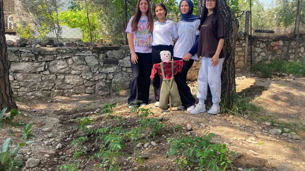 Okul bahçesi hem üretim alanına hem geri dönüşüm merkezine d