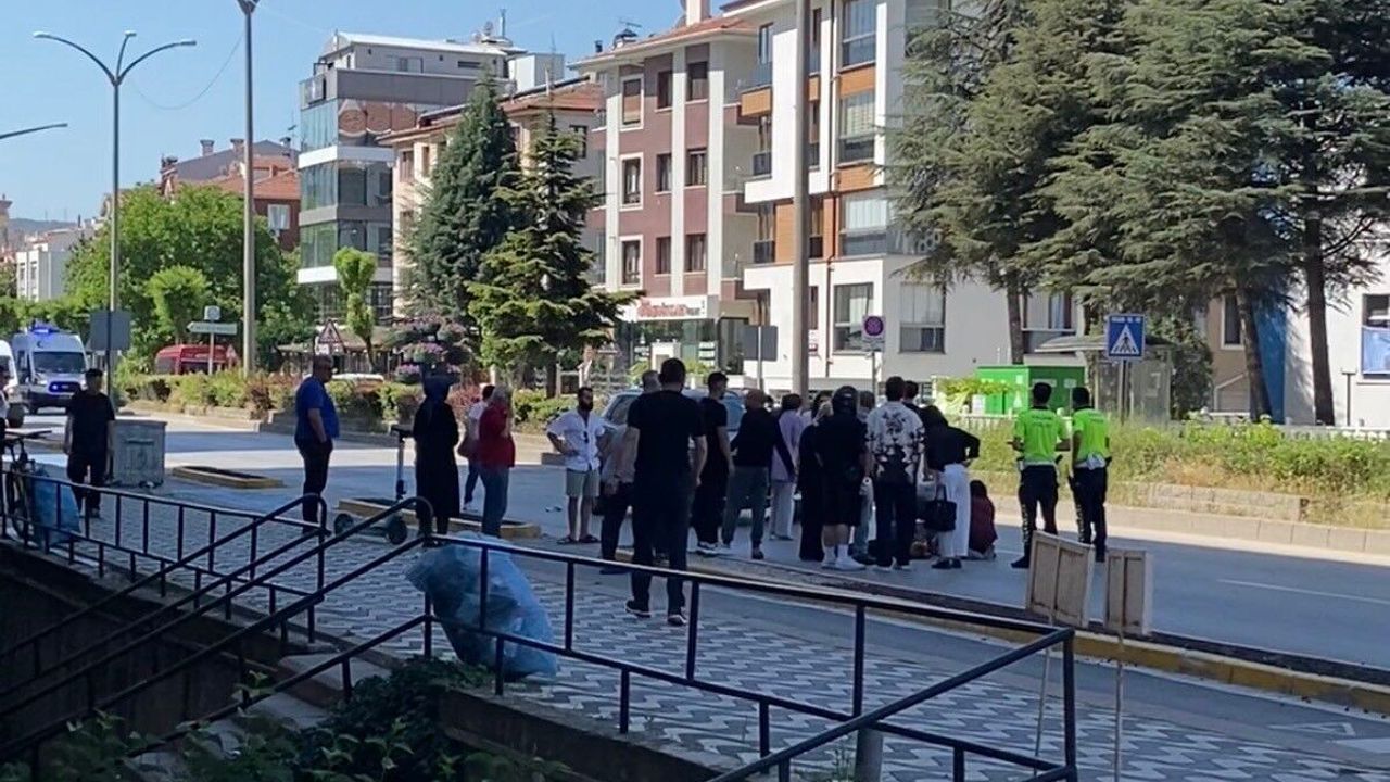 Otomobilin çarptığı 84 yaşındaki elektrikli bisiklet sürücüs