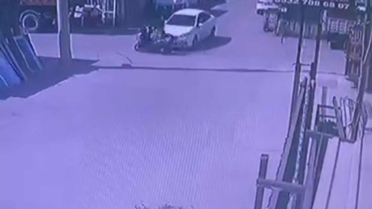 Otomobille motosikletin çarpıştığı kaza anı kameraya yansıdı