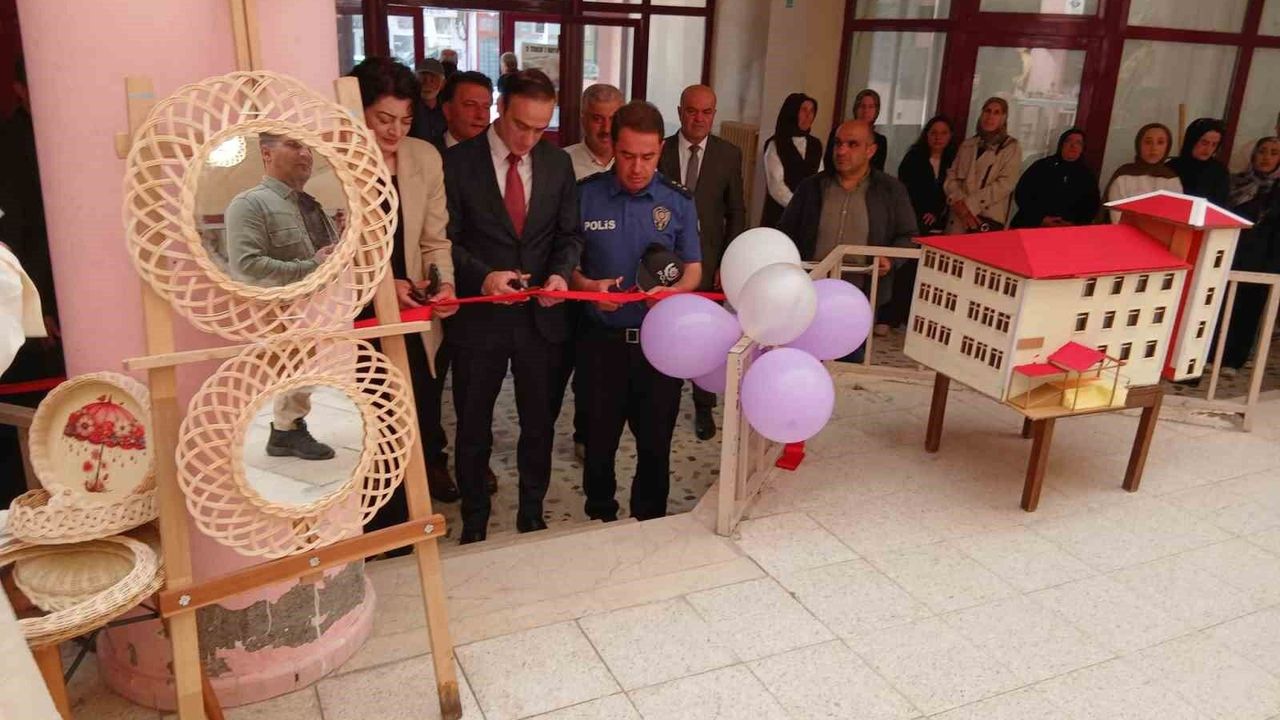 Posof Halk Eğitimi Merkezi'nden görkemli yıl sonu 