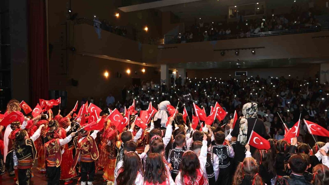 Pursaklar'da minik öğrencilerden unutulmaz mezuniyet gösteri