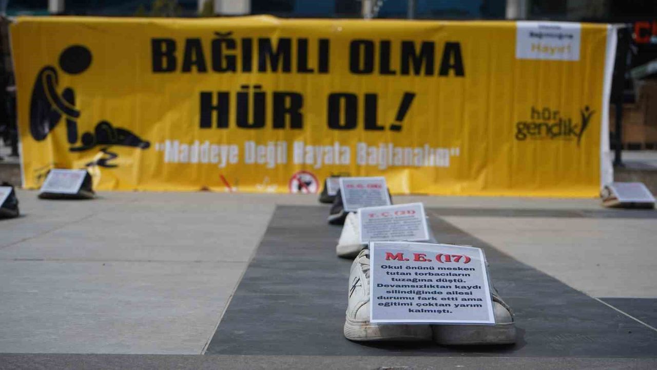 Şırnak'ta uyuşturucuya karşı dikkat çeken sergi: 'Bağımlı olma, hür ol'