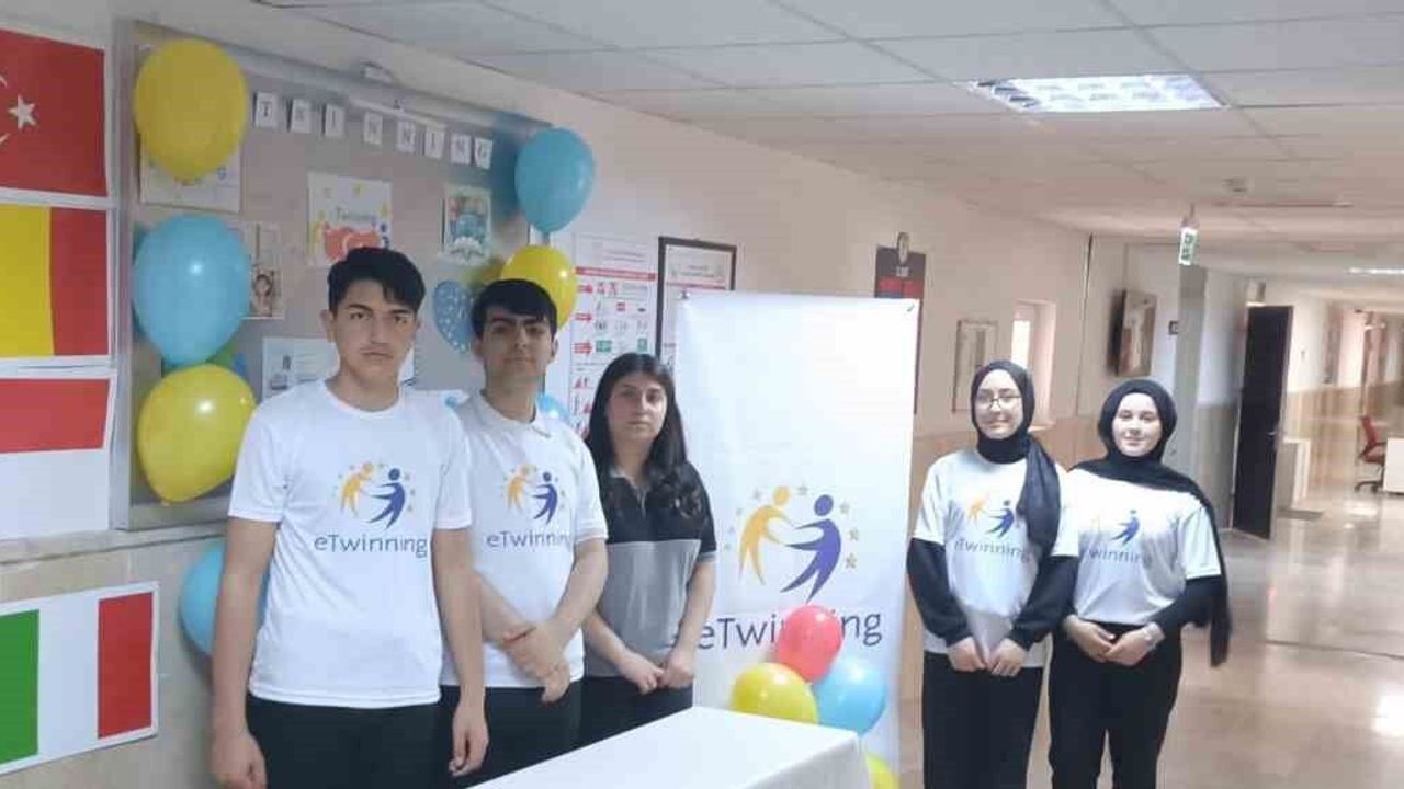 Sivas merkezli 6 ülkede 16 öğretmen iş birliğinde gençler di