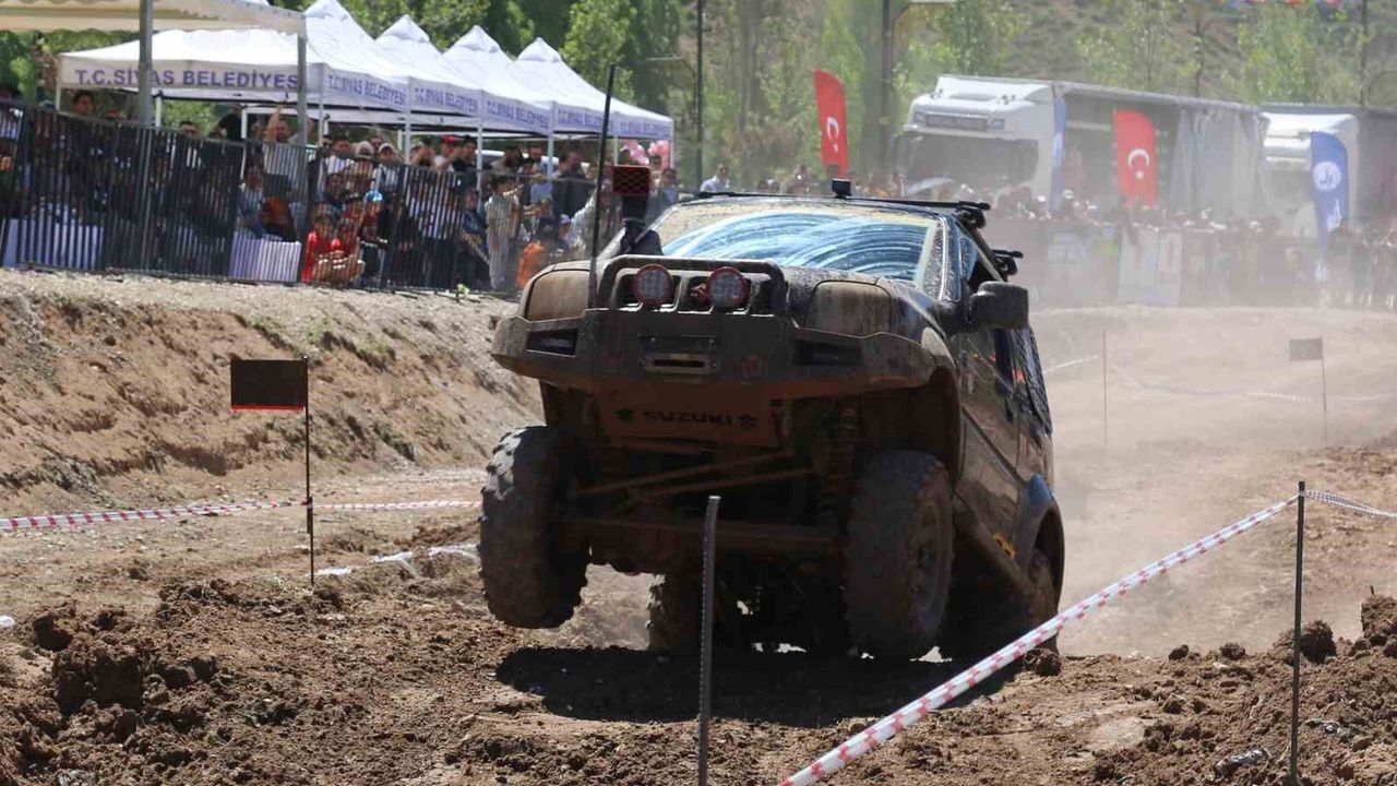 Sivas'ta off road festivalinde takla atan araç yürekleri ağz