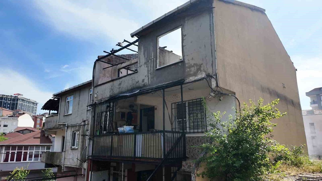 Sultanbeyli'de izolasyon malzemeleri tutuşan çatı alevlere t