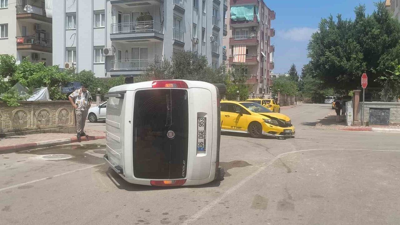 Taksi ile çarpışan hafif ticari araç yan yattı: Sürücünün bu