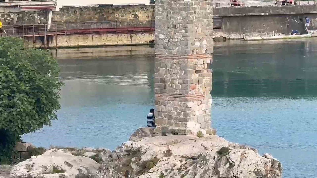 Tarihi yapıları sprey boyayla boyadılar