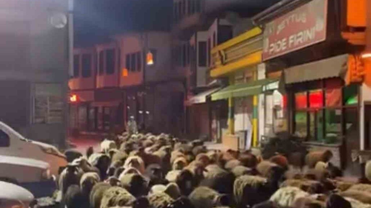 Tokat'ta yayla göçünde yüzlerce koyun şehir merkezinden geçti
