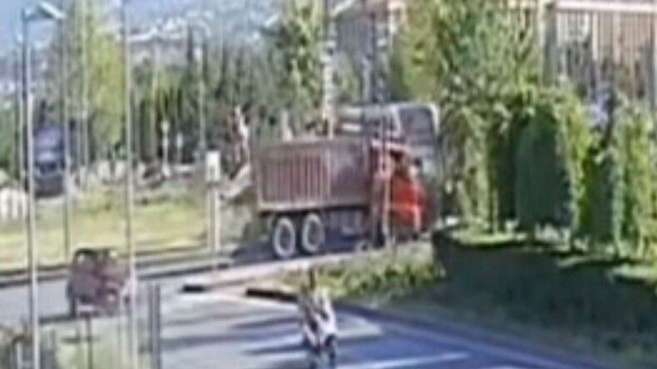 Tramvay ve kamyonun çarpıştığı kaza kamerada