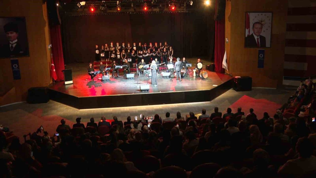 TRT Erzurum Radyosu Gençlik Korosu'ndan muhteşem yıl sonu ko