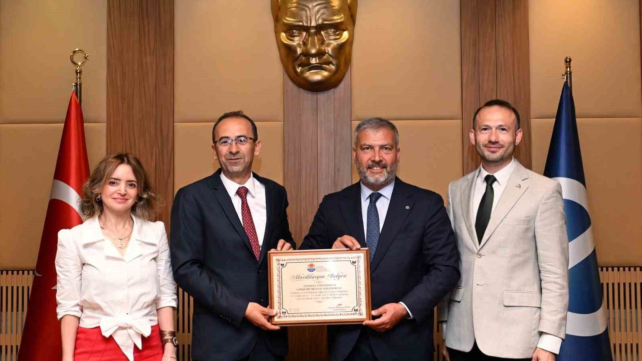 TURAK'tan Anadolu Üniversitesi EMYO'ya akreditasyon plaketi