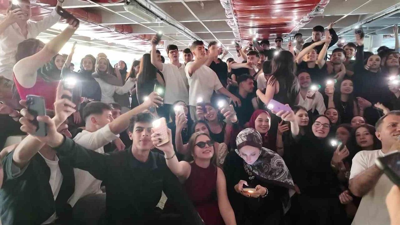 Ümraniyeli lise öğrencileri Boğaz turuyla mezuniyet coşkusun