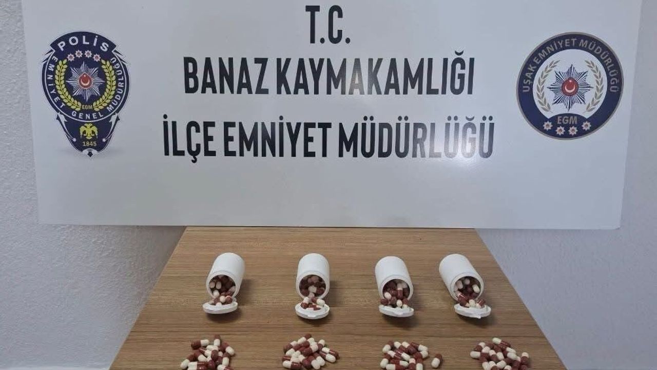 Uşak'ta polisten kaçan araçtan atılan poşette 197 adet sentetik ecza hapı ele geçirildi