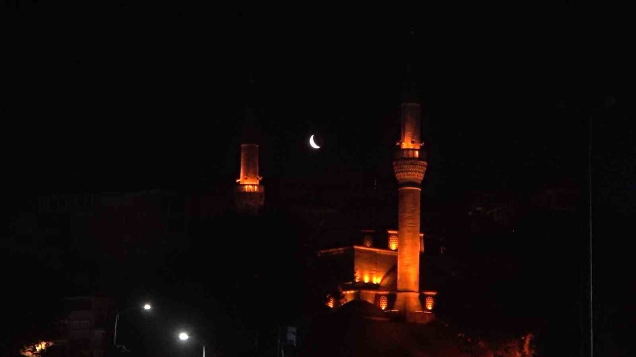 Üsküdar'da iki minare arasında beliren hilal, kartpostallık 