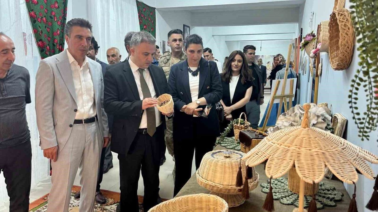 Üzümlü'de Halk Eğitim kursiyerlerinin el emeği eserleri serg