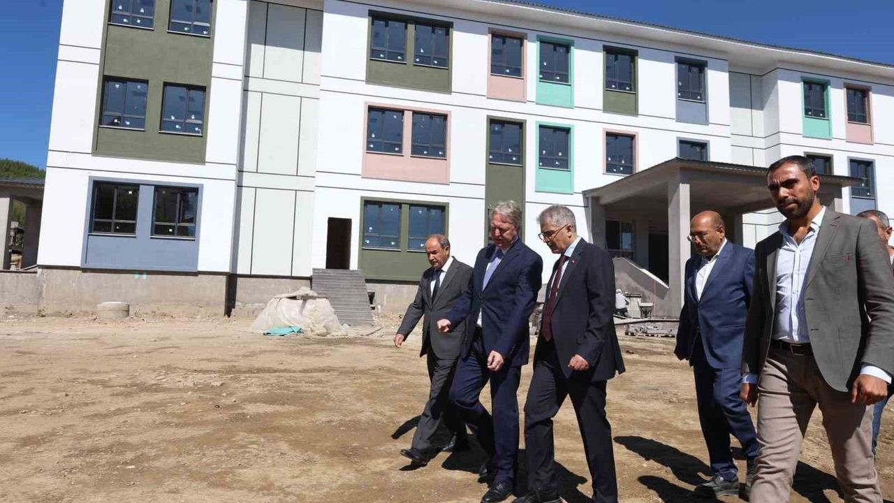 Vali Çelik, okul inşaatını inceledi