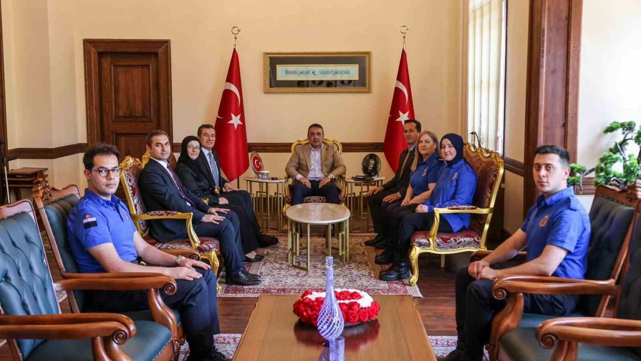 Vali Sözer, ceza infaz kurumlarının personeliyle bir araya g