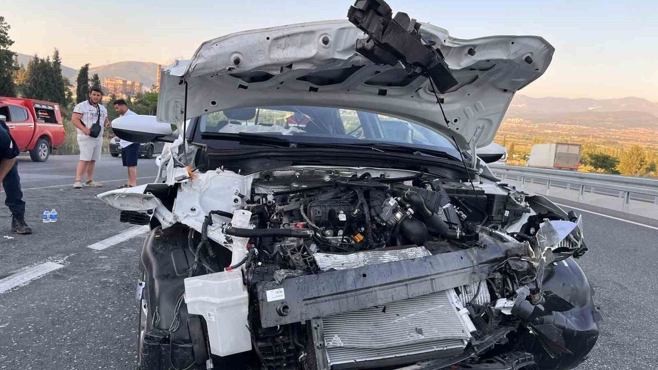 Yatağan'da tıra çarpan otomobil hurdaya döndü: 2 yaralı