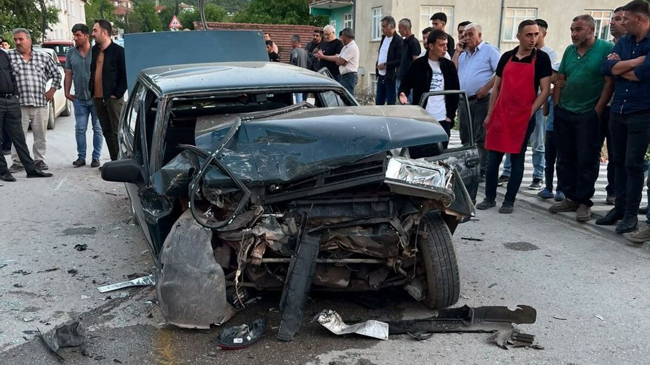 Yozgat'ta freni patlayan otomobil iki araca çarptı: 6 yaralı