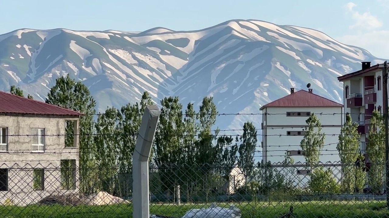 Yüksekova'nın 'zebra' görünümlü karlı dağları ilgi görüyor