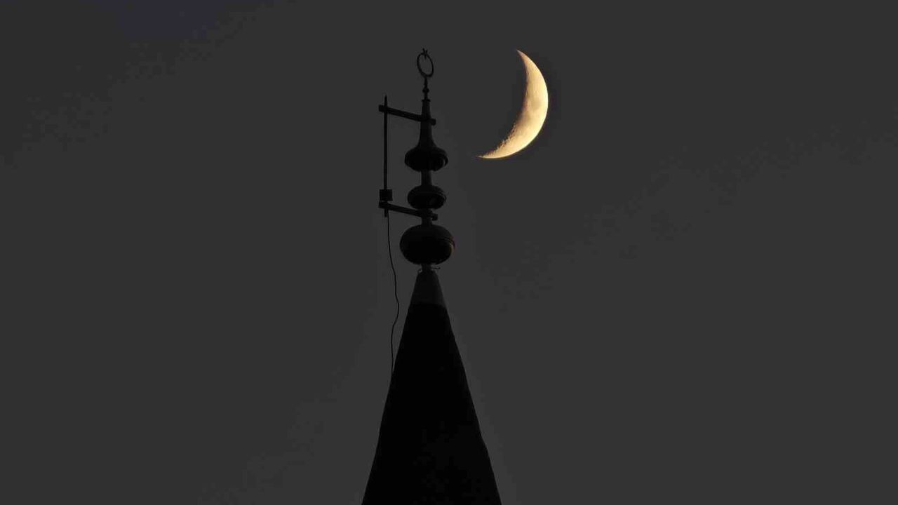 Bitlis'te gökyüzündeki hilal ile minaredeki hilal aynı karede