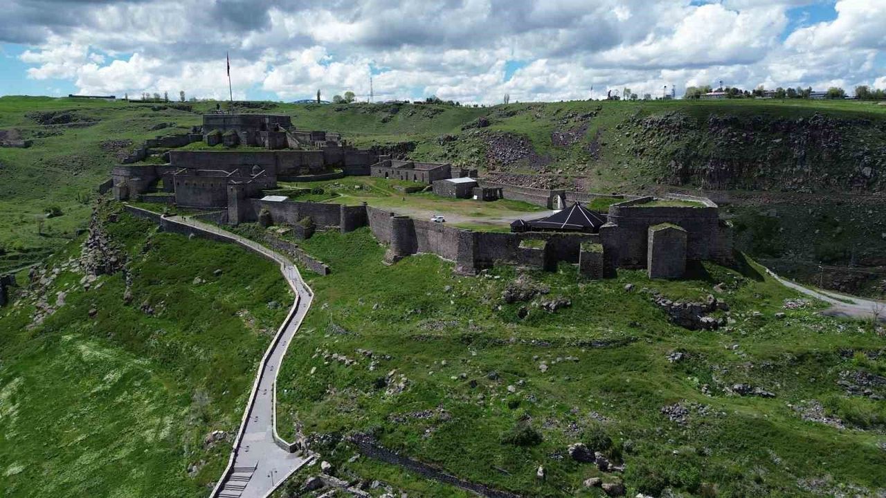 Kars Kalesi UNESCO Dünya Miras Listesi'ne alınmayı bekliyor