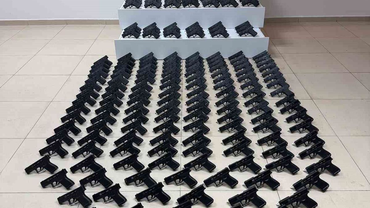 Konya'da polisten kaçakçılık operasyonu: 228 adet ruhsatsız tabanca ele geçirildi