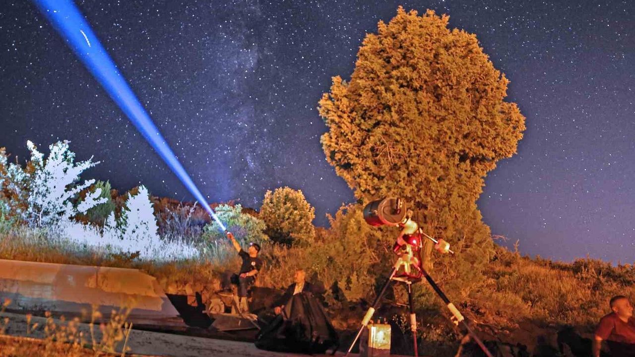 Bitlis'te Perseid meteor yağmuru gökyüzünü şenlendirdi