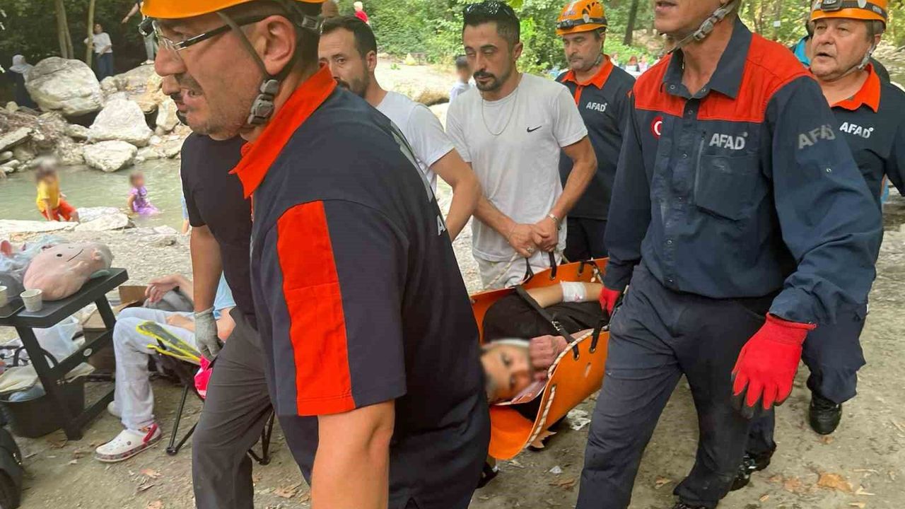 Ormanda yürüyüş yaparken kayalıklardan dere yatağına düştü
