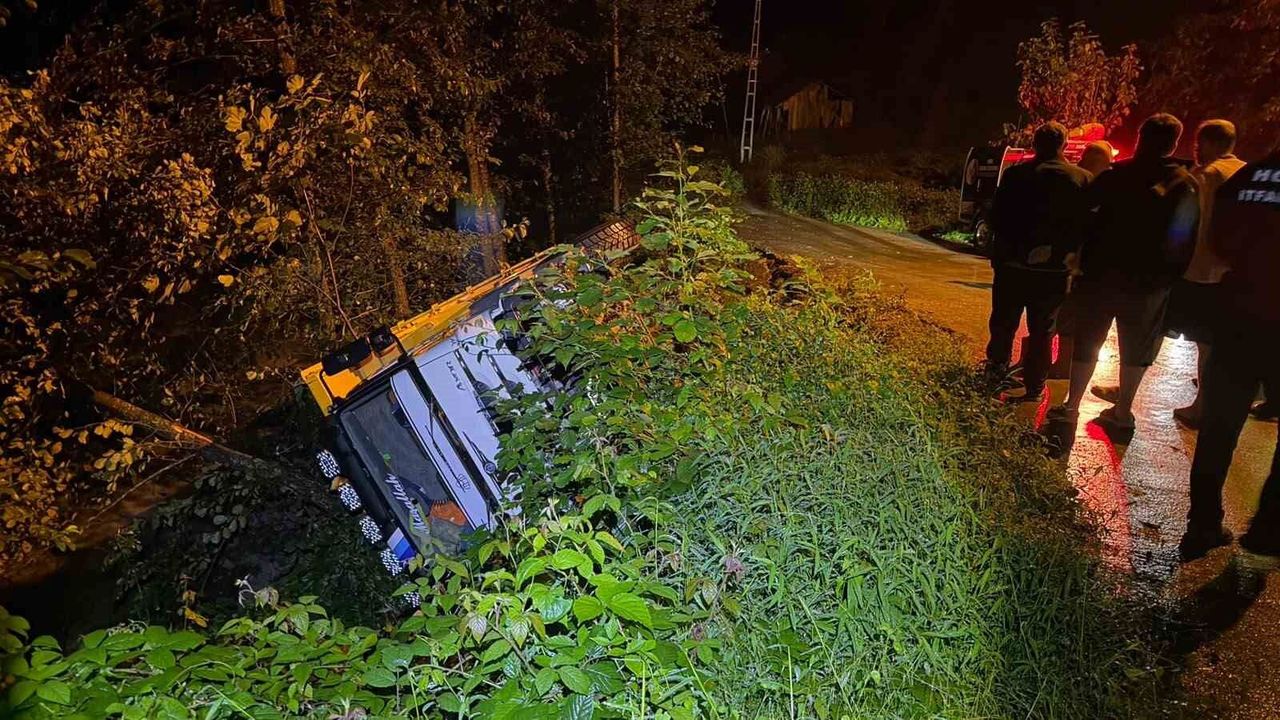 Artvin'de kamyon dere yatağına devrildi: 1 yaralı