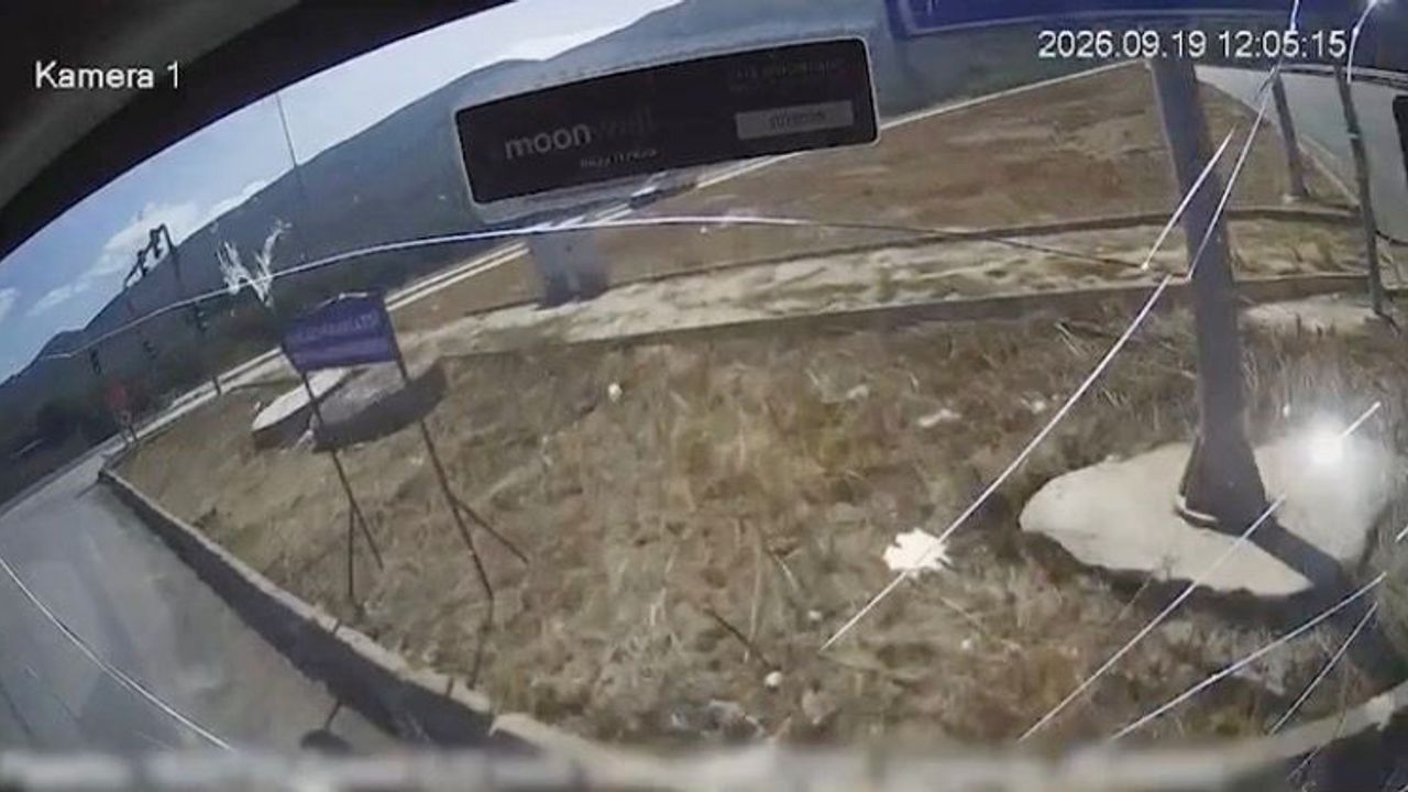 Belediye otobüsündeki kaza anı kameraya yansıdı