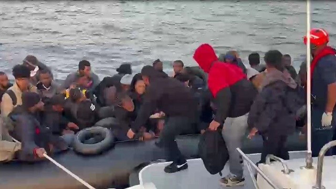 Didim'de lastik botta 60 göçmen yakalandı