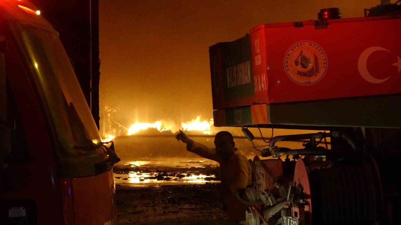 Kilis'te ambalaj fabrikasında yangın: 1 itfaiye eri yaralandı