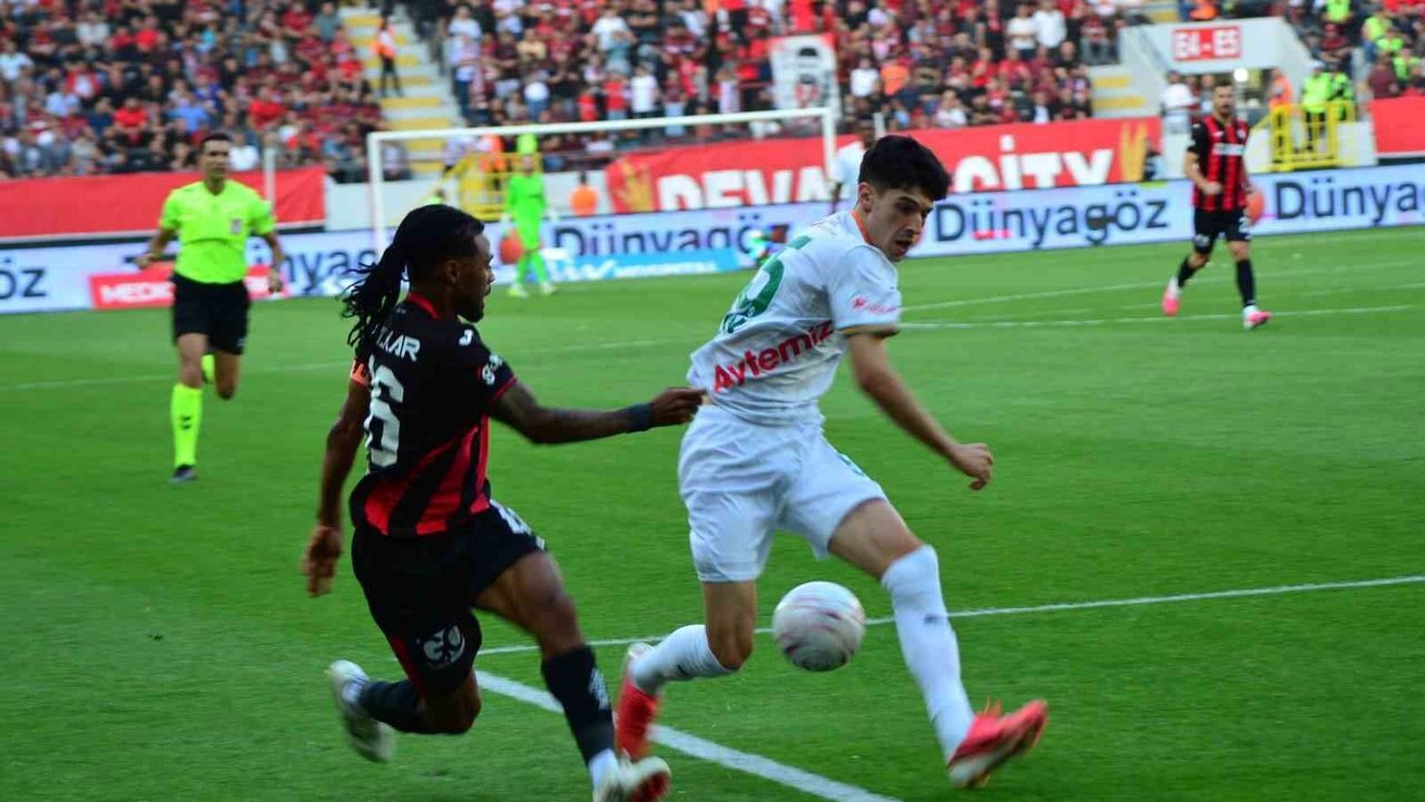 Trendyol Süper Lig: ÇorumFK: 0 - Corendon Alanyaspor: 0 (Maç devam ediyor)