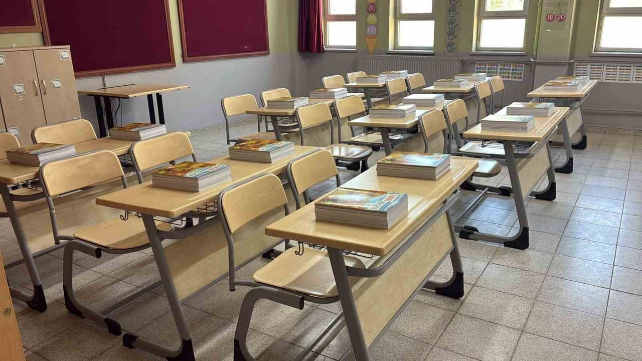 Yatağan'da 120 bin ders kitabı öğrencilerin sıralarında hazır