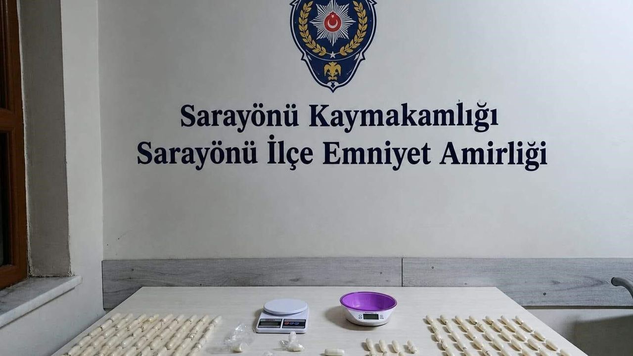 Yutarak vücutlarında getirdikleri uyuşturucular polisten kaçmadı