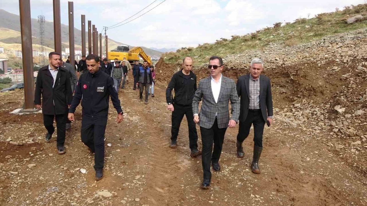Bitlis'te çığ riskine karşı önlem çalışmaları sürüyor