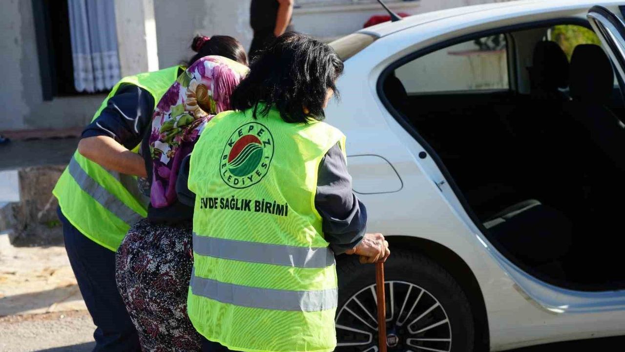 Kepez'de yatağa bağımlı yaşlı kadına destek eli uzatıldı