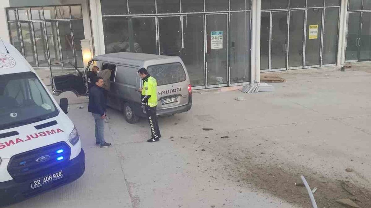 Keşan'da polisten kaçan kamyonet iş yeri duvarına çarptı: 5 yaralı