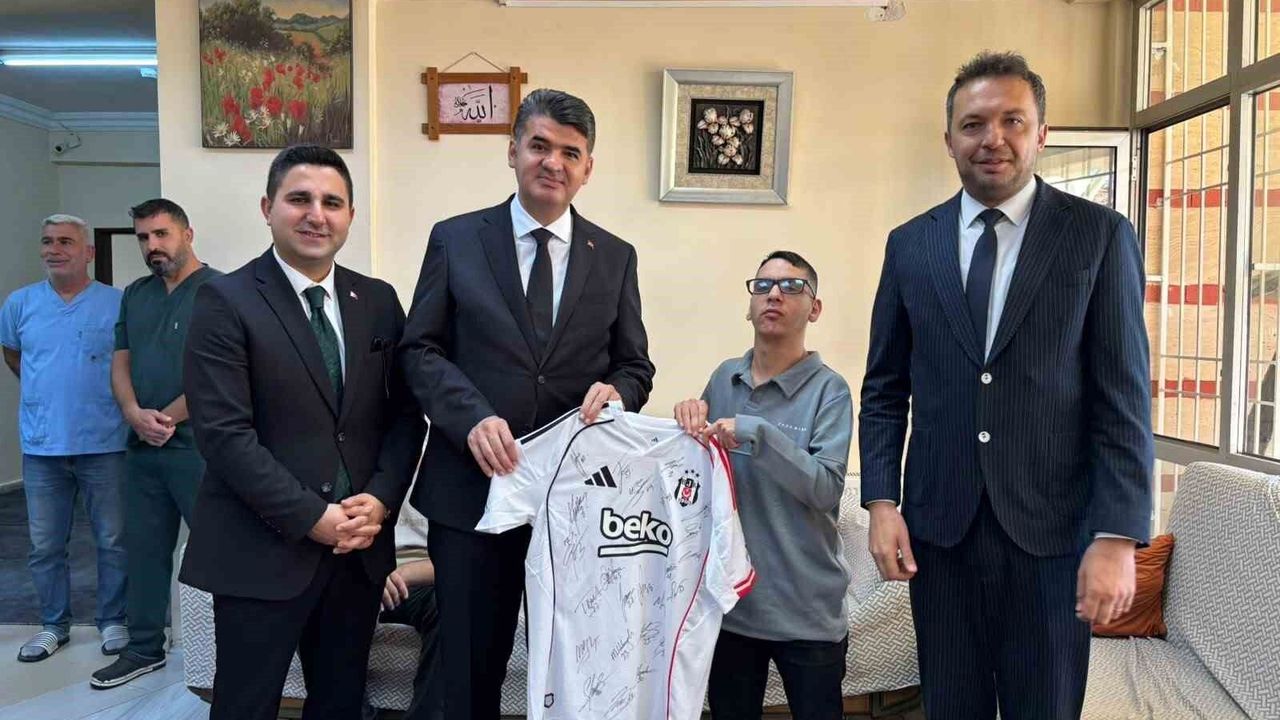 Kilis'te Beşiktaş sevdalısı Metin'e imzalı forma hediye edildi