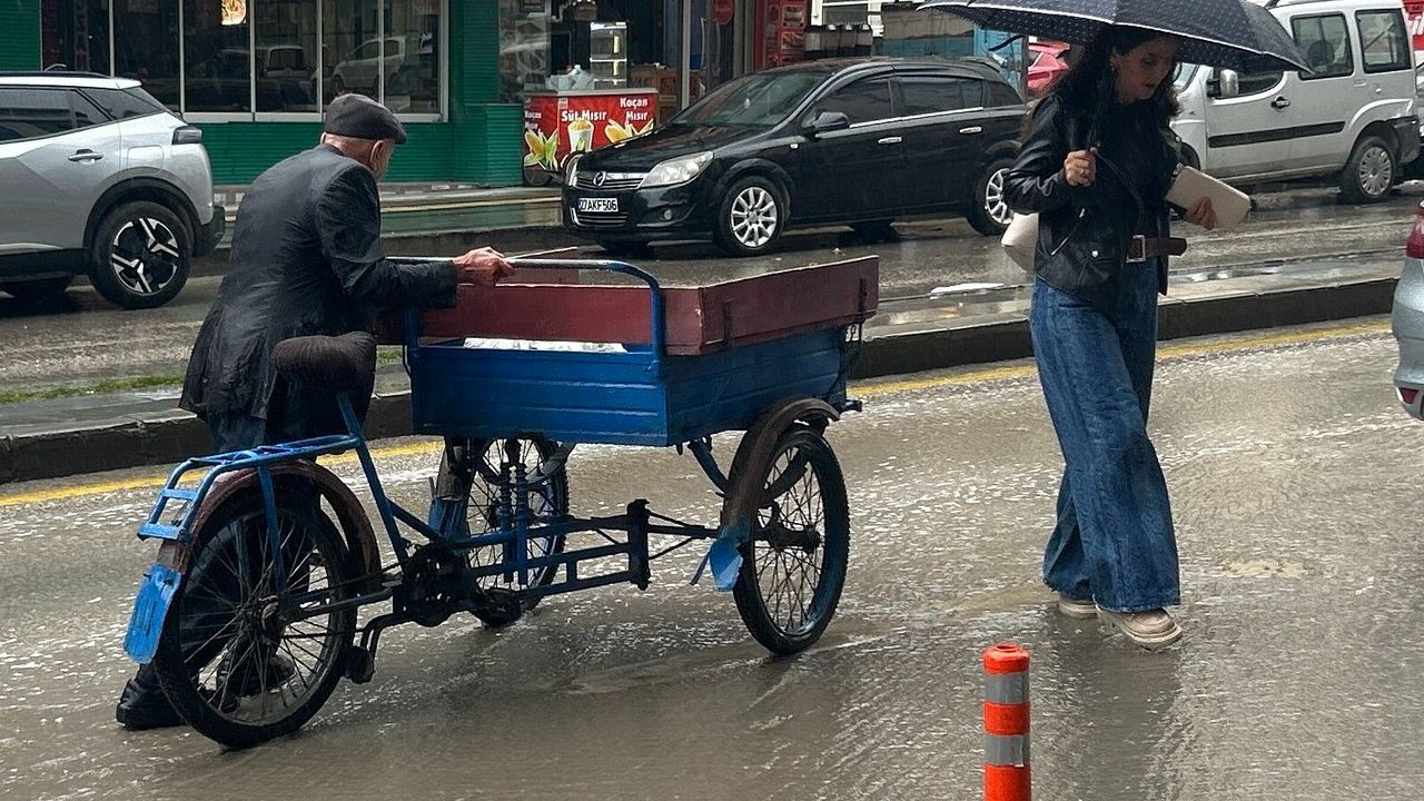 Sağanak vatandaşı hazırlıksız yakaladı!