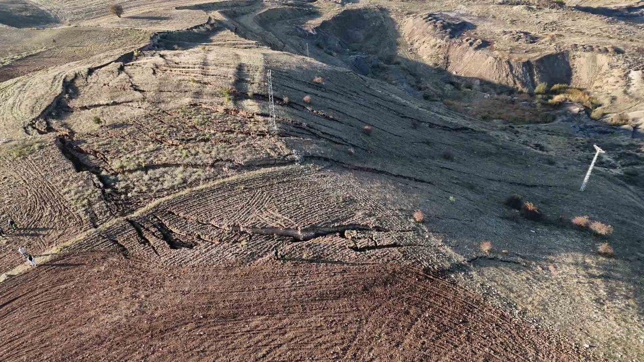 Yozgat'ta tarlada çökme ve yarıklar