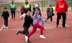 THF'nin gönüllü ekibinden çocuklara hentbol dersi