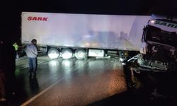 Burdur’da tır yol kenarındaki kayalara çarptı: 1 yaralı