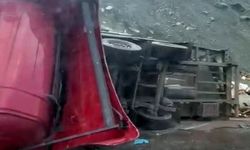 Kovan yüklü tır ile minibüs çarpıştı: 3 yaralı