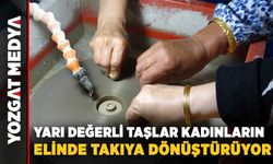 Yarı Değerli Taşlar Kadınların Elinde Takıya Dönüştürüyor