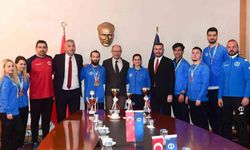 Anadolu Üniversitesi Rektörü Prof. Dr. Fuat Erdal madalya ve kupalarla dönen öğrencilerle buluştu