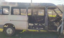 Elazığ’da yanan minibüs kullanılamaz hale geldi